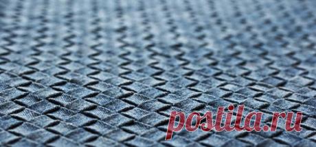 Разрежьте все старые джинсы на тонкие полоски, чтобы создать интересную вещицу