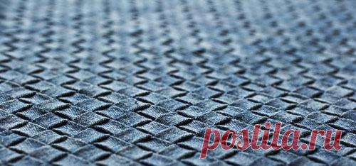 Разрежьте все старые джинсы на тонкие полоски, чтобы создать интересную вещицу