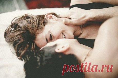 Любите тех, кто просто рядом,
Кто не посмеет изменить,
Кто вас ласкает теплым взглядом,
Кто просто помогает жить.
Важнее в жизни ведь не вид,
Обманчив часто он бывает,
Не то красиво, что блестит -
Красиво то, что согревает.