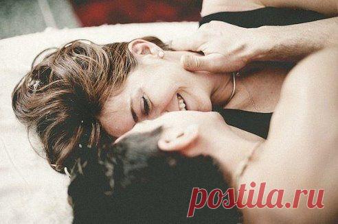 Любите тех, кто просто рядом,
Кто не посмеет изменить,
Кто вас ласкает теплым взглядом,
Кто просто помогает жить.

Важнее в жизни ведь не вид,
Обманчив часто он бывает,
Не то красиво, что блестит -
Красиво то, что согревает.