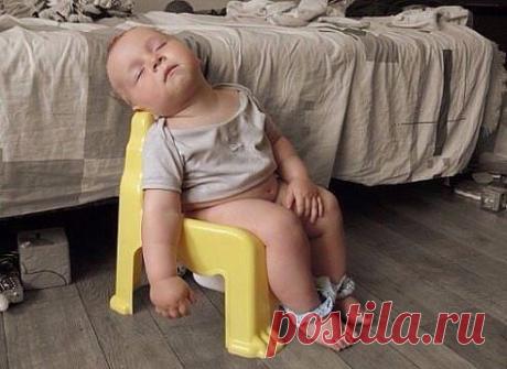 Дети спят не тогда когда пора, а где сон догонит)