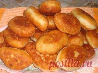 ТОП-7 ЛУЧШИХ РЕЦЕПТОВ ПИРОЖКОВ 

1) Пирожки из творожного теста

ИНГРЕДИЕНТЫ:

Тесто: 
● 250 г. творога;
● 200 г. муки +50 г. на разделку теста;
● 2 яйца; 
● 1 ч.л. соли;
● 2 ч.л. сахара; 
● 1/2 ч.л. соды; 
● растительное масло для жарки пирожков. 

Начинка: 
● 250 гр. куриный фарш; 
● 80 гр. тертый на крупной терке сыр Гауда; 
● 2 ст.л. тертый сыр Пармезан; 
● 20 гр сливочное масло; 
● 4 ст.л. мелко-порезанный зеленый лук; 
● 0.5 ч.л. молотый мускатный орех; 
● Мельничка ...