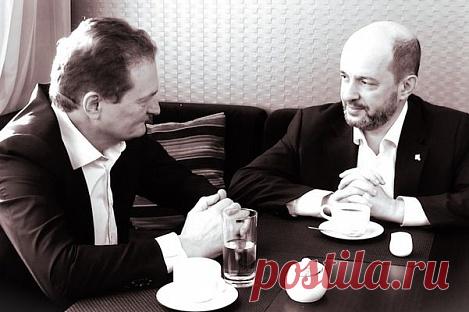 Советник Президента России Герман Клименко рассказал в программе «Кофемолка» про то, как он начинает свой день, что делать, если с утра хочется убивать людей и своих музыкальных предпочтениях. Также он затронул тему проклятия интернета, рассказал, в чем заключается его профессиональная деятельность и предсказал будущее медиа индустрии.