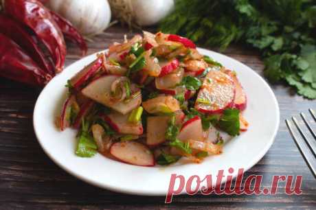 Острый салат из редиски по-корейски - Будет вкусно - Социальная сеть "МТ.RU" Этот весенний салат порадует любителей острых овощных блюд. Готовится такой салат быстро, а что еще хорошо, его можно сразу подать к столу. Салат получается легкий, хрустящий, сочный, очень ароматный и вкусный. Количество всех специй, зелени, чеснока можно менять, сделать салат острее или кислее, Подписывайтесь, читайте, комментируйте, ставьте лайки
