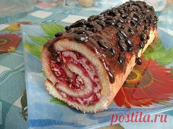 БЫСТРЫЕ РУЛЕТЫ К ЧАЮ: ТОП-6 РЕЦЕПТОВ
1) БИСКВИТНЫЙ РУЛЕТ
ИНГРЕДИЕНТЫ:

Для бисквита:4 яйца
100 г сахара
1 ч.л. разрыхлителя
150 г муки

ПРИГОТОВЛЕНИЕ:Яйца взбить с сахаром, добавить разрыхлитель и муку и взбить (я взбивала блендером). Противень застелить бумагой для выпечки, смазать раст. маслом, вылить тесто толщиной 3-5 мм и запечь в разогретой до 180* духовке 15 мин. Взять кухонное полотенце, намочить водой и расстелить на столе. Готовый бисквит перевернуть на полотенце...