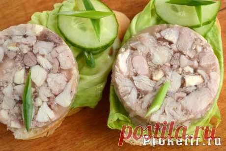 Куриный рулет в бутылке с желатином, орехами и чесноком