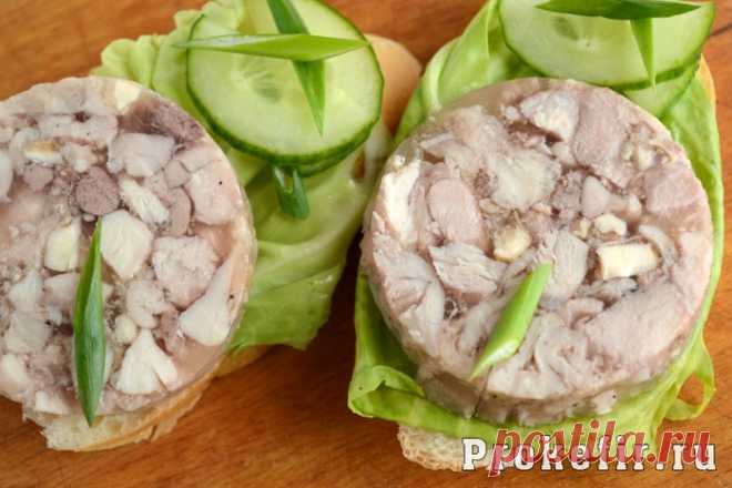 Куриный рулет в бутылке с желатином, орехами и чесноком