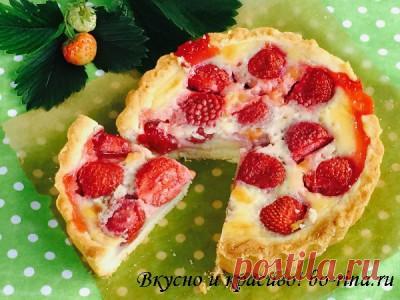 Песочный пирог с клубникой и сливками