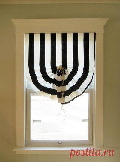 Римские шторы на завязках своими руками 

Понадобится: отрез ткани размером под Ваше окно, ножницы, бечевка (лента или шнурок), степлер, молоток и гвоздики (или суперклей для металлопластиковых окон), рулетка, тонкая рейка.