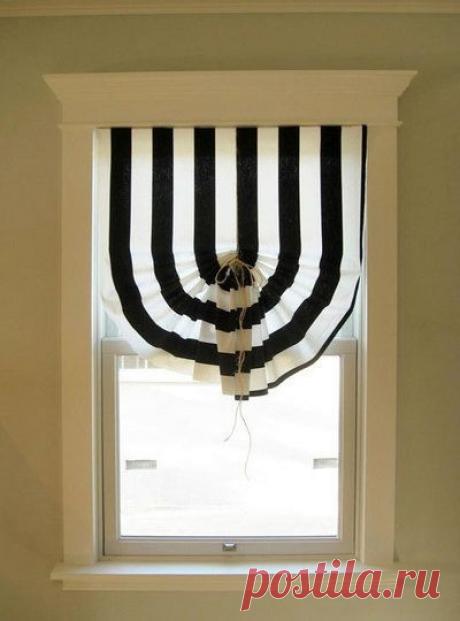 Римские шторы на завязках своими руками 

Понадобится: отрез ткани размером под Ваше окно, ножницы, бечевка (лента или шнурок), степлер, молоток и гвоздики (или суперклей для металлопластиковых окон), рулетка, тонкая рейка.