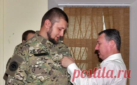 Суд вынес приговор члену банды ЕНОТ, созданной бывшими сотрудниками ФСБ. Военный суд в Москве приговорил к 5,5 годам колонии Василия Минчика, активиста организации ЕНОТ, по статье о разбое. С учетом наказания за предыдущее дело общий срок заключения составил шесть лет