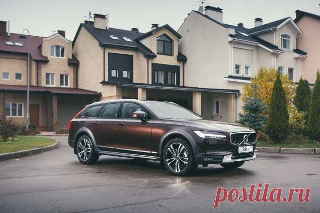 Машина времени Помню свой первый универсал Volvo — «двести сороковой» начала 1990-х, окрашенный в коричневый цвет. Тогда он ощущался гигантским кораблем с этим своим длиннющим носом, кучей места для задних пассажиров и однокомнатной квартирой за ними. Казалось, что разрушить этот брусок стали невозможно: даже при небольшом ДТП он мог крошить «в тотал» советские легковушки, отделываясь лишь царапинами, им можно было буксировать строительную технику и бетонные блоки и перево...