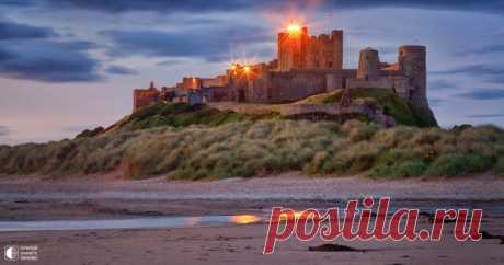 Величественный замок Бамбург Замок Бамбург (Bamburgh Castle) величественно возвышающийся на обнаженной базальтовой скале, выступает перед высокими дюнами со стороны Северного моря. Это по праву один из красивейших пейзажей графства Нортумберленд и всей Северной Англии. В истории британских замков Бамбург занимает одну из…