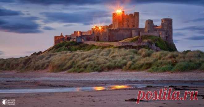 Величественный замок Бамбург Замок Бамбург (Bamburgh Castle) величественно возвышающийся на обнаженной базальтовой скале, выступает перед высокими дюнами со стороны Северного моря. Это по праву один из красивейших пейзажей графства Нортумберленд и всей Северной Англии. В истории британских замков Бамбург занимает одну из…