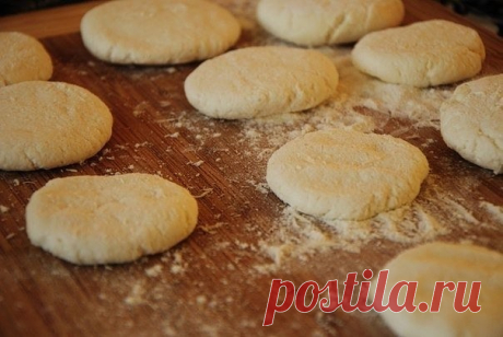 Нежнейшие сырники без яиц

Ингредиенты:

-Творог( у меня был 9%) - 400 г
-Соль - щепотка
-Сахар - 1 ч.л.
-Мука - 1 ст.л + для обваливания

Приготовление:

1. Смешиваем творог,соль,сахар и муку.Творог не должен липнуть к рукам.
2. Творог скрутить в колбаску и разрезать на ровные кружочки.
3. Каждый сырник обвалять в муке и подровнять.
4. В сковороду добавить масло и хорошо разогреть.Затем добавить сырники,накрыть крышкой и обжарить с двух сторон.
5. Положить на тарелку,поли...