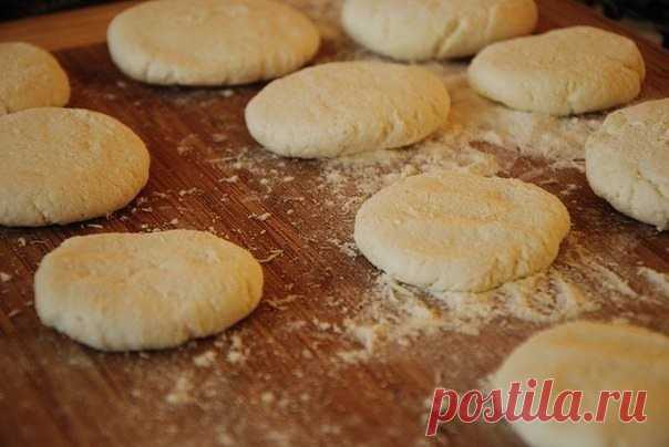 Нежнейшие сырники без яиц

Ингредиенты:

-Творог( у меня был 9%) - 400 г
-Соль - щепотка
-Сахар - 1 ч.л.
-Мука - 1 ст.л + для обваливания

Приготовление:

1. Смешиваем творог,соль,сахар и муку.Творог не должен липнуть к рукам.
2. Творог скрутить в колбаску и разрезать на ровные кружочки.
3. Каждый сырник обвалять в муке и подровнять.
4. В сковороду добавить масло и хорошо разогреть.Затем добавить сырники,накрыть крышкой и обжарить с двух сторон.
5. Положить на тарелку,поли...