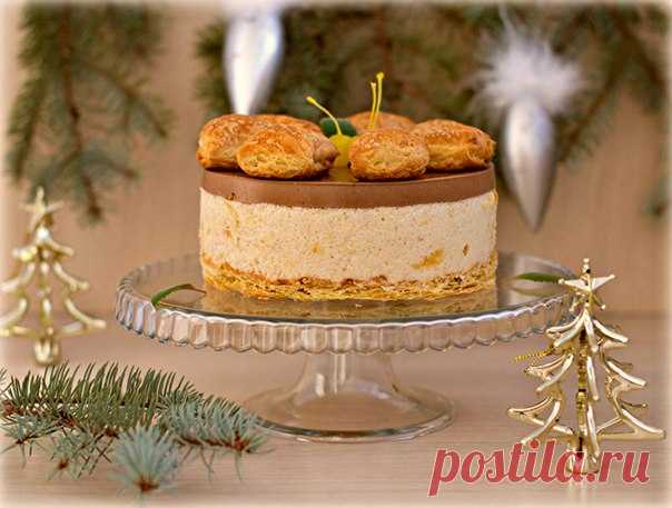 Яблочно-шоколадный торт-суфле Ингредиенты:    Яблоки (пюре) - 400 г  Желатин - 20 г  Сливки (33%) - 200 мл  Сахарная