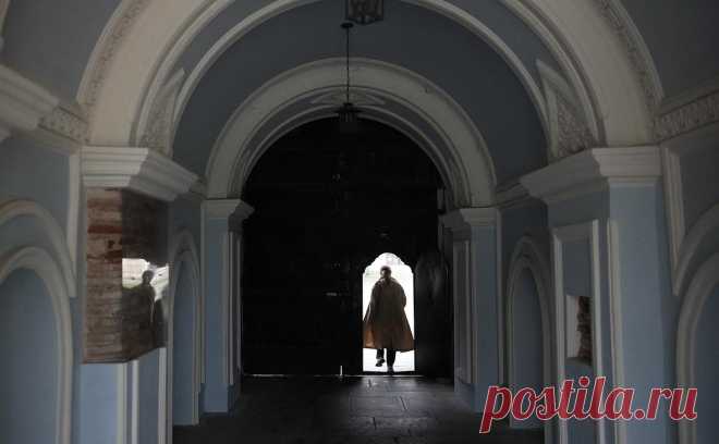 Папа римский обратился к властям Украины из-за Киево-Печерской лавры. Люди молитвы — опора любого народа, к какой бы конфессии они ни принадлежали, сказал понтифик и призвал противоборствующие стороны уважать места религиозного культа. В марте монахам УПЦ МП предписали покинуть Киево-Печерскую лавру