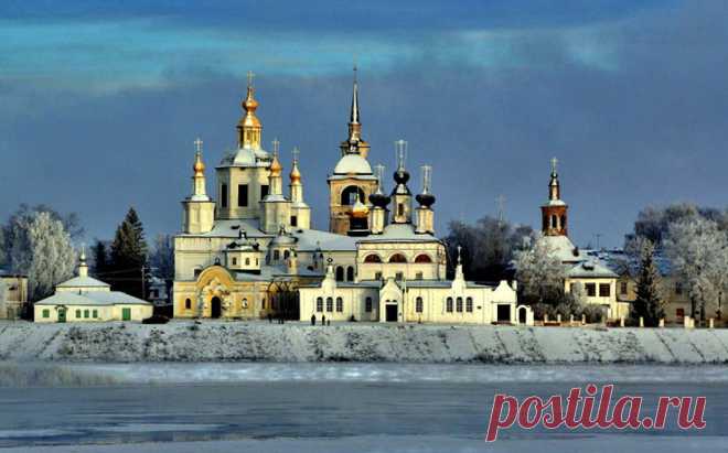 Один из самых древних городов Русского Севера. Расположен город на востоке Вологодской области, у слияния северных рек Сухоны и Юги. Основан в XII веке как важнейший центр русского присутствия на «чудской земле». В городе сохранились многие храмы XVII-XVIII веков, а также здания гражданской постройки более поздних времён. С 1999 года Великий Устюг принято считать родиной Деда Мороза  |  Самые интересные туристические места российского Севера — Все о туризме и отдыхе