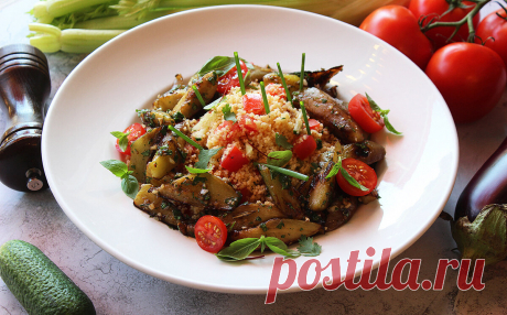 Кускус с овощами – что съесть после шести. Простой рецепт здоровой и вкусной пищи  Ингредиенты: Кускус – 150 г Помидоры – 1 шт. Сладкий перец – 1 шт Морковь – 1 шт Укроп – 5 веточек Петрушка – 5 веточек Бальзамический уксус – 2 ст. л. Черный перец, соль – по вкусу Приготовление: 1. Кускус залить 500 мл холодной воды, посолить и накрыть крышкой. Оставить на 30 минут. 2. Морковь, сладкий перец и помидор нарезать крупными кусочками. 3. В сковороде разогреть оливковое масло и обжарить овощи 10 мин…