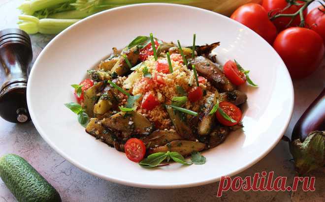Кускус с овощами – что съесть после шести. Простой рецепт здоровой и вкусной пищи  Ингредиенты: Кускус – 150 г Помидоры – 1 шт. Сладкий перец – 1 шт Морковь – 1 шт Укроп – 5 веточек Петрушка – 5 веточек Бальзамический уксус – 2 ст. л. Черный перец, соль – по вкусу Приготовление: 1. Кускус залить 500 мл холодной воды, посолить и накрыть крышкой. Оставить на 30 минут. 2. Морковь, сладкий перец и помидор нарезать крупными кусочками. 3. В сковороде разогреть оливковое масло и обжарить овощи 10 мин…
