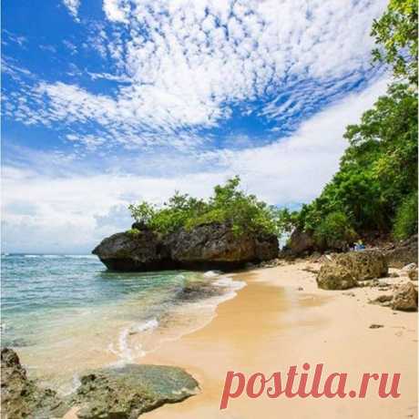 Имя этому месту - Паданг-паданг. Пользуется популярностью у профессиональных серферов. Волны там бывают просто огромные! А для зрителей на берегу есть мягкий песок и инстаграмного вида скалы. Мы советуем добавить это место в список для посещения! #EndlessSummerSurfSchool #бали