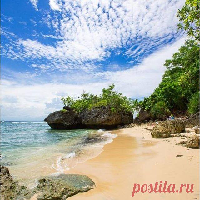 Имя этому месту - Паданг-паданг. Пользуется популярностью у профессиональных серферов. Волны там бывают просто огромные! А для зрителей на берегу есть мягкий песок и инстаграмного вида скалы. Мы советуем добавить это место в список для посещения! #EndlessSummerSurfSchool #бали