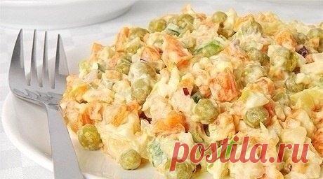Салат из куриного мяса с морковью и зеленым горошком