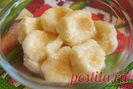 Сырники отварные сметана, масло, яйца, мука. Вареные сырники.