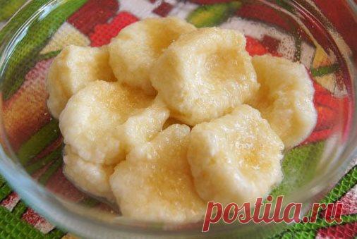 Сырники отварные сметана, масло, яйца, мука. Вареные сырники.