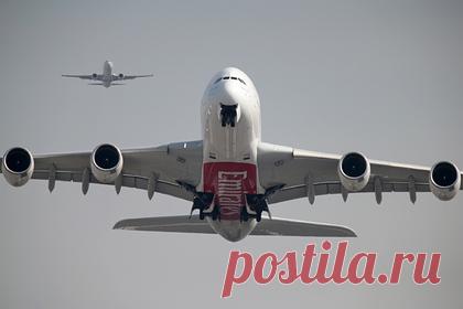 Авиапассажир подал в суд после травмы от падения чемодана на голову и продешевил. Пассажир подал в суд на авиакомпанию после получения травмы от падения чемодана ему на голову во время полета и продешевил — перевозчик изначально предлагал ему денежную компенсацию в три раза больше. Инцидент произошел в 2019 году на рейсе авиакомпании Emirates, однако решение по делу суд вынес только сейчас.