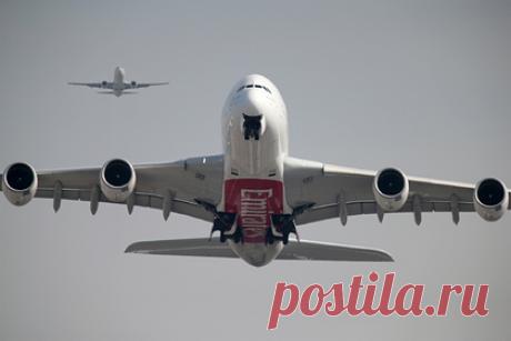 Авиапассажир подал в суд после травмы от падения чемодана на голову и продешевил. Пассажир подал в суд на авиакомпанию после получения травмы от падения чемодана ему на голову во время полета и продешевил — перевозчик изначально предлагал ему денежную компенсацию в три раза больше. Инцидент произошел в 2019 году на рейсе авиакомпании Emirates, однако решение по делу суд вынес только сейчас.