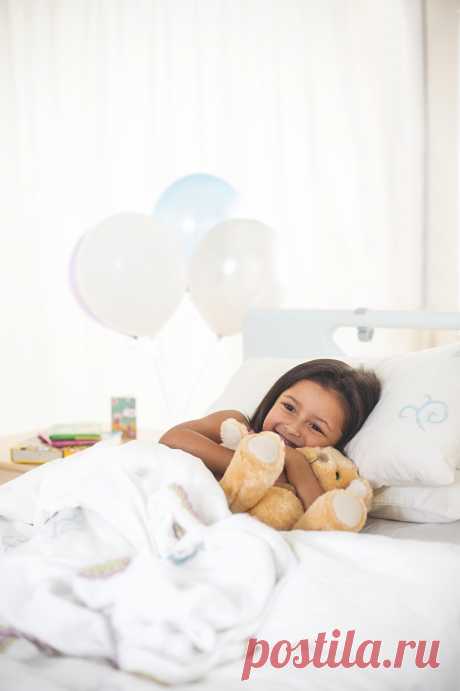 Прогрессирующая мышечная дистрофия. К разряду мышечных дистрофий относятся те из них, которые отмечены особой мускульной слабостью и недоразвитием. Общая причина – мутация различных генов (виды мутаций, как и пораженные гены, могут при этом сильно различаться), кодирующих синтез протеинов, которые ответственны за формирование и развитие мышц. Дефекты генов ведут к недостатку соответствующих генпродуктов (вырабатываемых под генетическим кодированием протеинов).