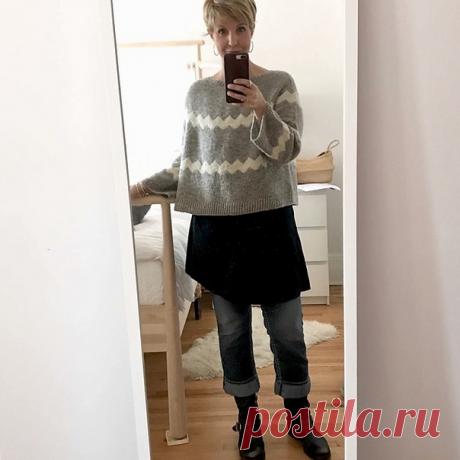 Джемпер Missoni Accomplished by Espace Tricot

Оригинальная модель женского свитера свободного кроя, связанная из 100% шерсти классического серого цвета на спицах 4.5 мм. Свитер вяжется по кругу от воротника с равномерными прибавлениями для формирования круглой кокетки. Всего будет связано 5 кругов с прибавлениями, при этом для каждого размера идет свой ритм прибавлений. Помимо этого свитер украшен узором зигзаг жаккард, в описании дана схема к узору.

Размеры: 1 (2, 3, 4)...