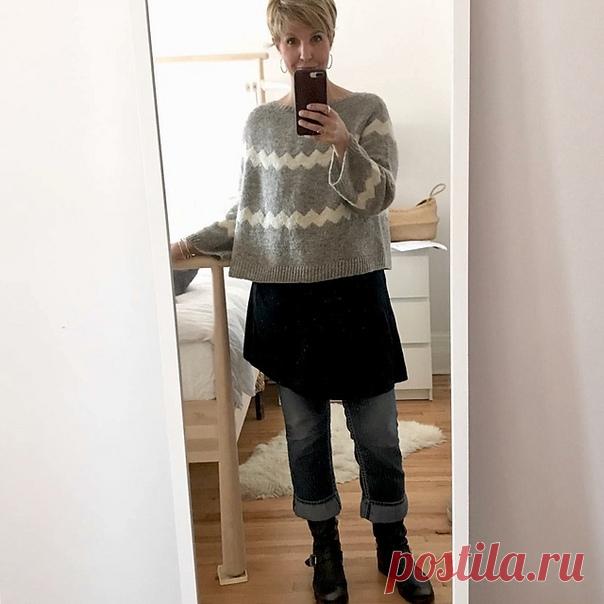 Джемпер Missoni Accomplished by Espace Tricot

Оригинальная модель женского свитера свободного кроя, связанная из 100% шерсти классического серого цвета на спицах 4.5 мм. Свитер вяжется по кругу от воротника с равномерными прибавлениями для формирования круглой кокетки. Всего будет связано 5 кругов с прибавлениями, при этом для каждого размера идет свой ритм прибавлений. Помимо этого свитер украшен узором зигзаг жаккард, в описании дана схема к узору.

Размеры: 1 (2, 3, 4)...