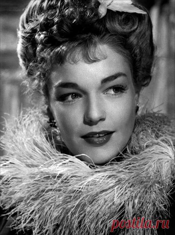 Симона Синьоре (Simone Signoret)
-, 25 марта, 1921 • 30 сентября 1985