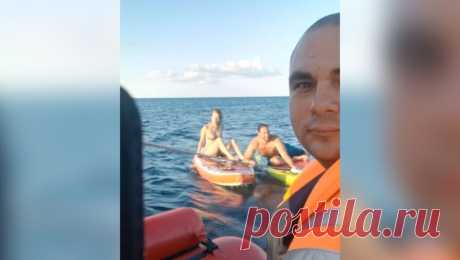 В Крыму семью сапсерферов с ребенком унесло в море на 900 метров. В Алуште помощь спасателей потребовалась семье с ребенком, которых едва не унесло в открытое море во время прогулки на сапах. Об этом сообщает пресс-служба МЧС республики Крым. Спасатели патрулировали акваторию в районе Профессорского ...