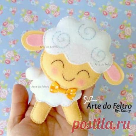 И финально в этот &quot;белый&quot; день, конечно, овечка.
Что еще из белого фетра шьем чаще всего?

День 9. Белое. В рамках флешмоба &quot;Фетровая радуга&quot; 
#идея@izfetra #вдохновение@izfetra #овечки@izfetra #выкройка@izfetra #мк@izfetra #белое@izfetra #флешмоб_радуга@izfetra