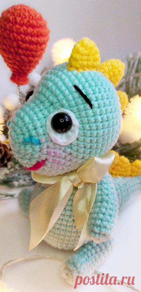 PDF Малыш Дино крючком. FREE crochet pattern; Аmigurumi animal patterns. Амигуруми схемы и описания на русском. Вязаные игрушки и поделки своими руками #amimore - динозавр, динозаврик.