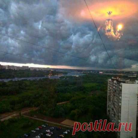 Это не зловещее Око Саурона, это отражение люстры...