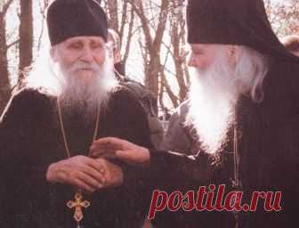 «Вот нам было испытание в лагере, — говорил отец Николай (Гурьянов), — когда принуждали от Веры отречься: загнали всех верующих — и батюшек, и епископов, и мирских в холодную студеную воду… На Севере это было. Раздетые все… И так оставили на трескучем морозе, и стражу приставили с собаками. Стража менялась, а мы стояли и тихо молились. 

Господь помогал, я умственно совершал Иисусову молитву. Только ее и Обрадование Богородице держал непрестанно в памяти, и мне внезапно ст...