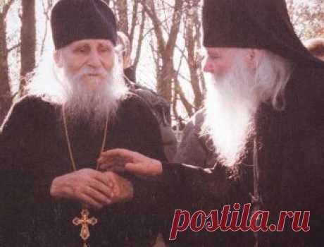 «Вот нам было испытание в лагере, — говорил отец Николай (Гурьянов), — когда принуждали от Веры отречься: загнали всех верующих — и батюшек, и епископов, и мирских в холодную студеную воду… На Севере это было. Раздетые все… И так оставили на трескучем морозе, и стражу приставили с собаками. Стража менялась, а мы стояли и тихо молились. 

Господь помогал, я умственно совершал Иисусову молитву. Только ее и Обрадование Богородице держал непрестанно в памяти, и мне внезапно ст...