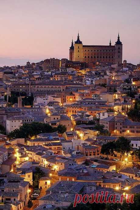 The Alcazar in Toledo, Castilla La Mancha, Spain. от пользователя pedro lastra на Flickr | Ashley Katakis приколол(а) это к доске Vacation Destination
