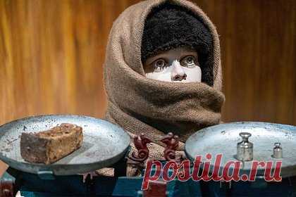 В российской городе 85-летней блокаднице на юбилей подарили 300 рублей. В Тобольске Тюменской области 85-летней блокаднице Ленинграда Лилии Генераловой на юбилей подарили 300 рублей и вычли налог. Дочь российской пенсионерки пояснила, что таким образом пожилую женщину поздравил бывший работодатель — областная больница №3. Генераловой изначально полагалось на 200 рублей больше.