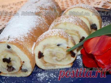 Нежный рулет с яблоками и черносливом от nichka - простой рецепт приготовления нежного, вкусного, ароматного рулета. Для начинки такого рулета можно использовать любые фрукты и ягоды по сезону.
мука - 4 ст. л.;
сахар - 3 ст. л.;
растительное масло - 4 ст. л.;
ванильный сахар - 12 г;
яйцо - 4 шт.;
разрыхлитель - 1/4 ч. л.;
яблоко - 2 шт.;
чернослив - 5-6 шт.;
сахарная пудра для подачи.