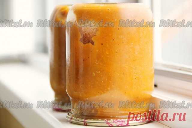 Как приготовить кабачковую икру на зиму

Вкус этой домашней кабачковой икры очень похож на ту, которая продается на прилавках магазина. Икру из кабачков можно кушать сразу после приготовления, а можно закрутить ее на зиму. Из данной нормы продуктов получается пол-литровая баночка икры. 
Для приготовления кабачковой икры на зиму нам понадобится:
1 кг кабачков;
200 г лука;
100 г моркови;
1,5 ст. л. томатной пасты;
чеснок, соль, перец - по вкусу. 

Порезанный лук и натертую н...