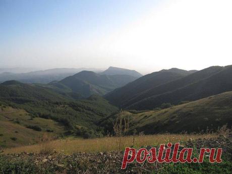 Այնտեղ,որտեղից երևում է արծվի մեջքը
Աչքի ընկնելով իր տոկունությամբ,ազատասիրությամբ,հայրենի հողին նվիրվածությամբ,ապրելով լեռների ծերպերին,կարևորելով իր հավատքը, պահպանելով ու պաշտպանելով իր սրբությունները`արցախցին մշտապես բարձր է պահում իր ազգային նկարագիրը:Իսկ ամպերի մեջ ծվարած Կատարո վանքը Դիզափայտ լեռան գագաթին (ավելի քան 2400 մ) դարեր շարունակ ապացուցում է,որ մեր բնությունն ու նրա մասնիկ մարդը հրաշքներ են գործում միասին:

Չնայած Կատարո վանք տանող դժվարամատչելի արահետին`այն երբեք