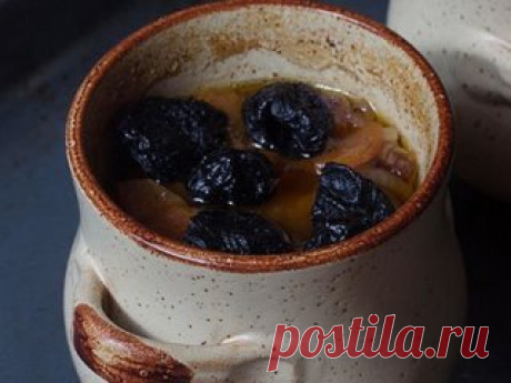 Мясо в горшочках с черносливом
Нам понадобится:
Мякоть говядины - 500 г,
Лук репчатый - 2 средних головки,
Морковь - 2 средних шт.,
Чернослив - 1 горсть,
Пиво темное - 200 мл,
Петрушка - 1 небольшой пучок.
Мясо нарезаем кубиками примерно 2х2 см. Обсушиваем бумажным полотенцем, солим и перчим.
Обжариваем мясо небольшими порциями на растительном масле на сильном огне. Нам надо, чтобы получилась поджаристая корочка.
Перекладываем мясо в горшочки, которые предварительно надо замочить на 30 минут в в