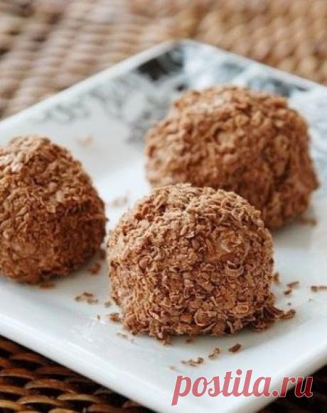 Конфеты – это вкусно, а творог – полезно. Конфеты из творога – это лучшее сочетание вкуса и пользы.

Ингредиенты: творог – 100 гр.; шоколад – 20 гр.; сахарная пудра – 2 ст.ложки; сметана – 1 ст.ложка; какао – 2 ст.ложки; ванильный сахар – 1 ч.ложка; цукаты – пол ч.ложки; 

В тарелку насыпаем творог, сахар, пудру, какао и цукаты. 
Перемешиваем, добавляем сметану и смешиваем до однородности. 
На среднюю терку натираем шоколад. 
Из творога формируем шарики и обкатываем их в шоколадной стружке.