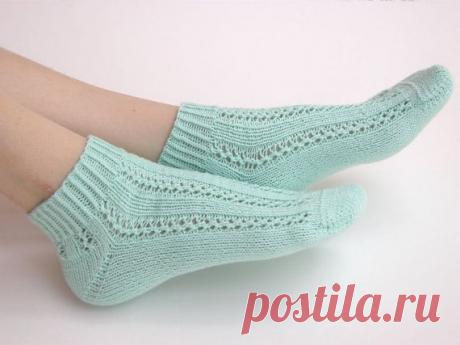 Ажурные носки спицами.ЗДЕСЬ:по спирали--- https://stranamasterov.ru/taxonomy/term/2162 ЗДЕСЬ:носки,тапочки--- https://www.homyak55.ru/blog/nosochki_tapochki_spicami_dlja_vzroslykh/1-0-39